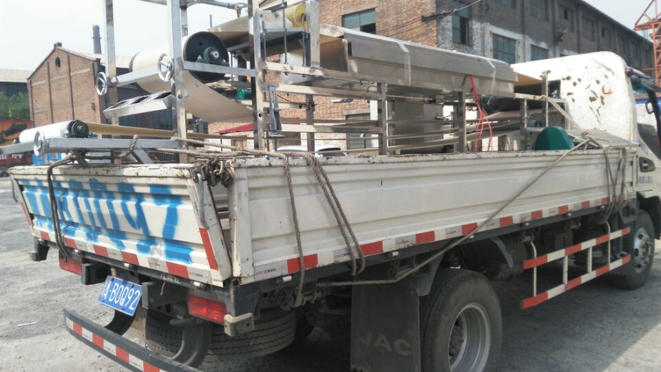 女子手卡压面机 消防紧迫破拆5分钟后成功救援